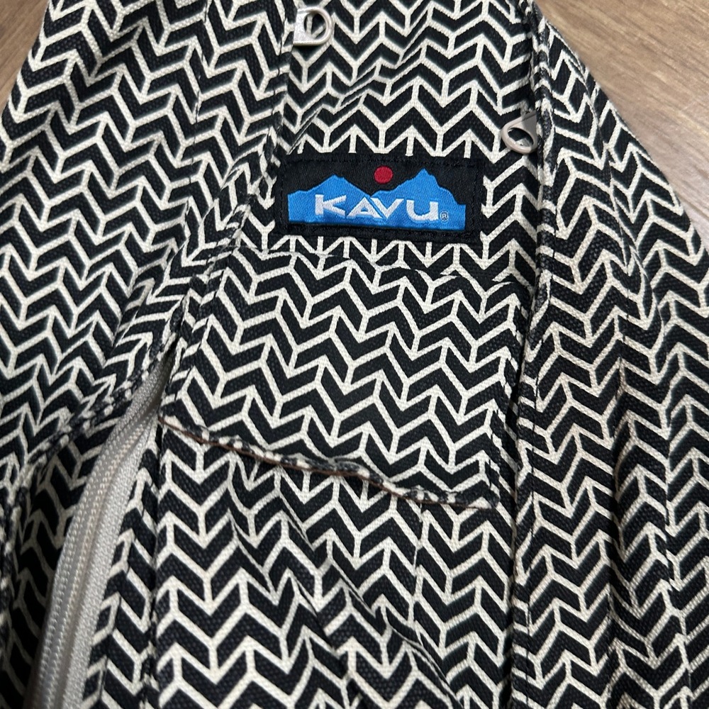KAVU Rope Bag Black White Chevron Geometric Sling Backpack Canvas Crossbody - Picture 2 of 7